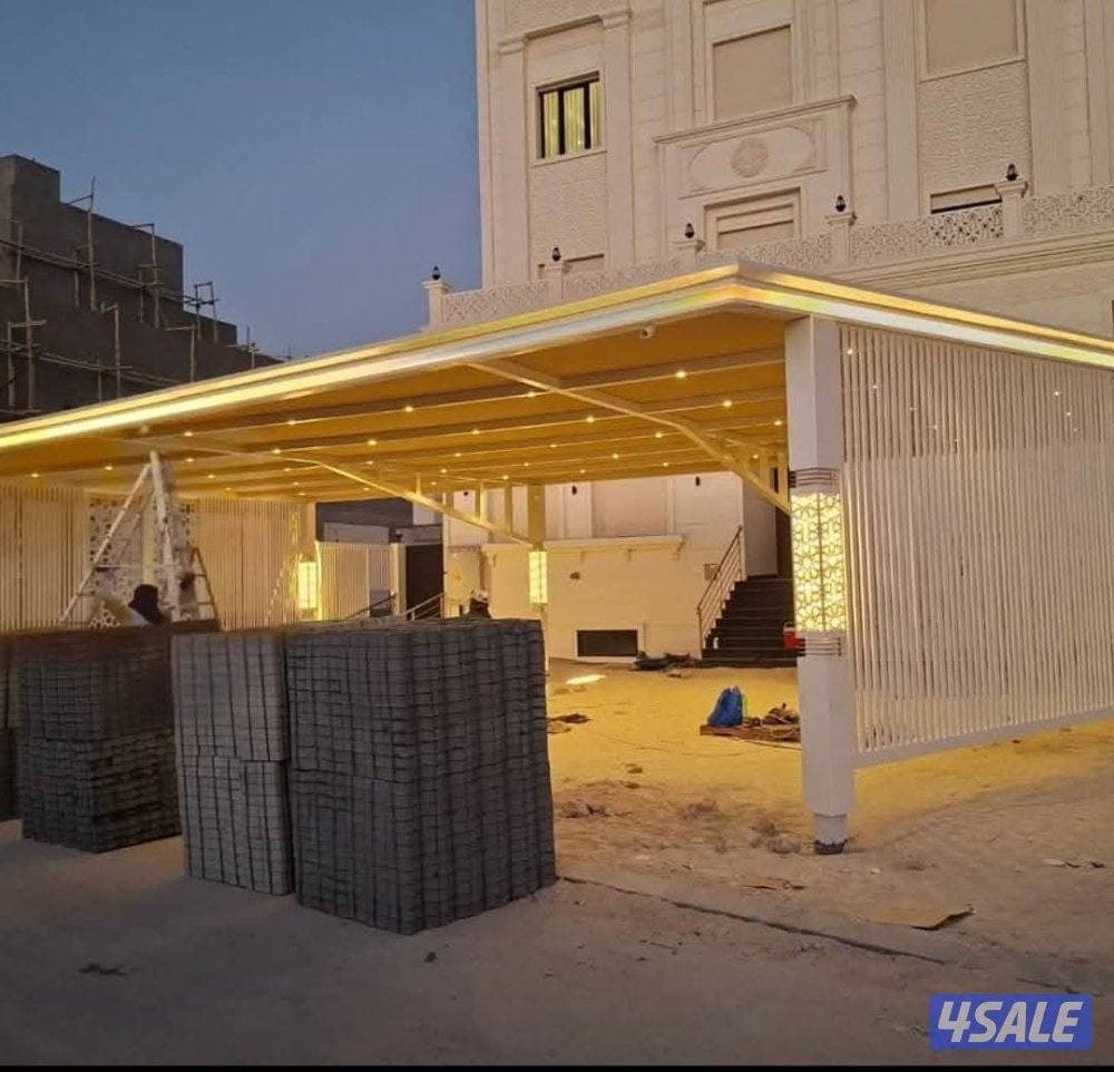 مظلة حديد بألواح زخرفية هندسية أثناء التركيب
